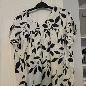 Cute black and white top. NWOT.